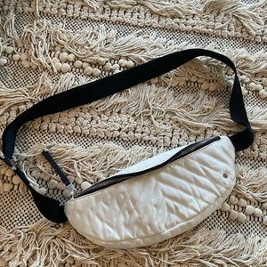 Athleta Kinetic Shine Crossbody Waistbag / Belt bag in Quilted White